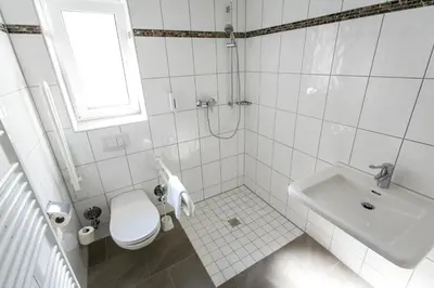 Ein Badezimmer in der Unterkunft Heilbronner Pension am schönen Theater