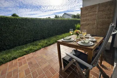 Ein Garten an der Unterkunft Fächerlofts Black Forest Terrasse 40qm Studio WLAN - Messe Karlsruhe