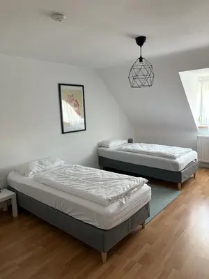 Ein Bett oder Betten in einem Zimmer der Unterkunft City Nest Ettlingen - nähe Wasenpark