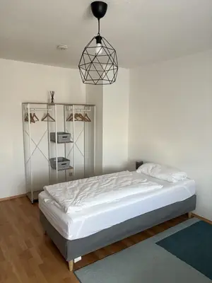 Ein Bett oder Betten in einem Zimmer der Unterkunft City Nest Ettlingen - nähe Wasenpark