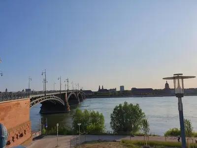 Blick auf einen Fluss in der Nähe des Privatzimmers