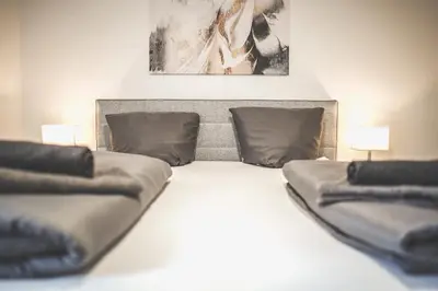 Ein Bett oder Betten in einem Zimmer der Unterkunft Exklusives Apartment Sinsheim Luxus, 75 TV & Top Lage WeHome Premium