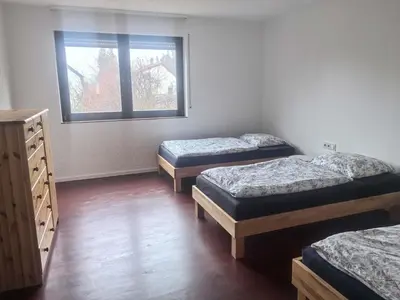 Ein Bett oder Betten in einem Zimmer der Unterkunft Schöne Maisonette im Villa 12-5 Uni Mainz