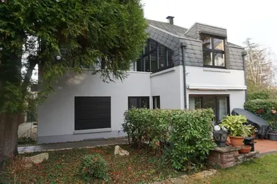 Ein Garten an der Unterkunft Schöne Maisonette im Villa 12-5 Uni Mainz