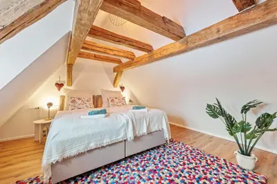 Ein Bett oder Betten in einem Zimmer der Unterkunft LubuNest l Altstadt Stellplatz Blühendes Barock