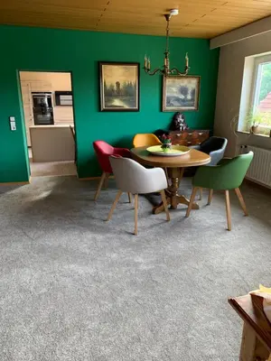 Ein Sitzbereich in der Unterkunft Ferienwohnung Erftal