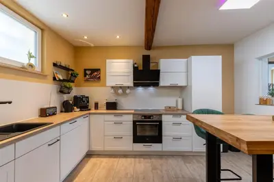 Küche/Küchenzeile in der Unterkunft 2 BR Apartment mit Parkplatz