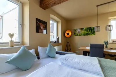 Ein Bett oder Betten in einem Zimmer der Unterkunft 2 BR Apartment mit Parkplatz