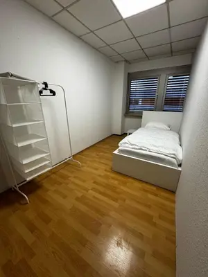 Ein Bett oder Betten in einem Zimmer der Unterkunft Dreieich Wohnung 10 Personen - 6 Einzelzimmer Parkplatz LKW