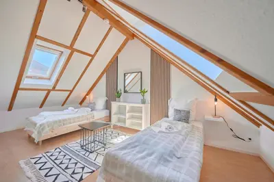 Ein Bett oder Betten in einem Zimmer der Unterkunft BackHome - MAISIONETTE - Parkplatz - Fantastische Schlosslage - SmartTV - Waschmaschine - Netflix - 70qm - 24h Checkin- Apartment 5