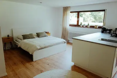 Ein Bett oder Betten in einem Zimmer der Unterkunft Le Souterrain Ferienwohnung Gimmeldingen