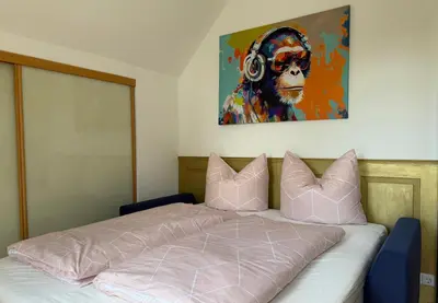 Ein Bett oder Betten in einem Zimmer der Unterkunft Ferienhaus Wein & Wald mit Gartensauna, eigenem Garten, Landau Pfalz