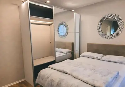 Ein Bett oder Betten in einem Zimmer der Unterkunft zentrale Design-Ferienwohnung mit Balkon und Stellplatz in Karlsruhe - APOLONIAliving