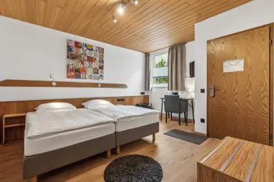 Ein Bett oder Betten in einem Zimmer der Unterkunft Hotel zum Erwin