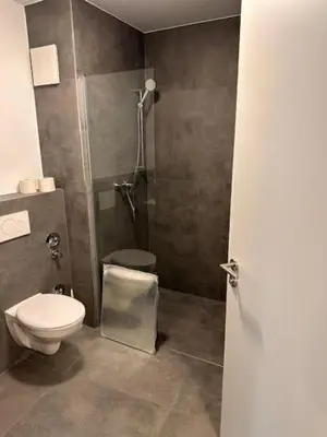 Ein Badezimmer in der Unterkunft Moderne Wohnung für 4 Personen mit extra Schlafzimmer, Wohnzimmer & Balkon