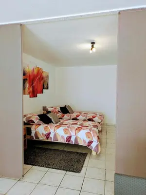 Ein Bett oder Betten in einem Zimmer der Unterkunft Helle und geräumige Ferien- und Monteurwohnung nur für Sie allein AUjvari Vermietungen