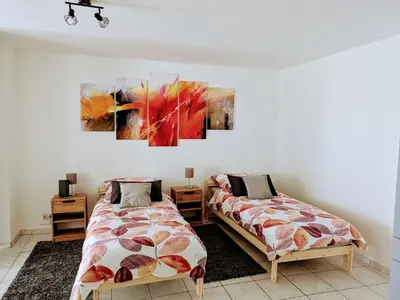Ein Bett oder Betten in einem Zimmer der Unterkunft Helle und geräumige Ferien- und Monteurwohnung nur für Sie allein AUjvari Vermietungen