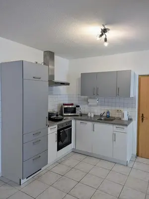 Küche/Küchenzeile in der Unterkunft Helle und geräumige Ferien- und Monteurwohnung nur für Sie allein AUjvari Vermietungen