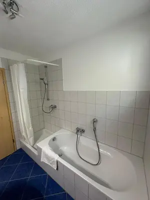 Ein Badezimmer in der Unterkunft Sonnenlage - Ferienwohnung nahe Pforzheim-Karlsruhe - 7 Minuten zur A8