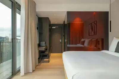 Ein Bett oder Betten in einem Zimmer der Unterkunft DAS AFFALTERBACH, Stuttgart, Autograph Collection
