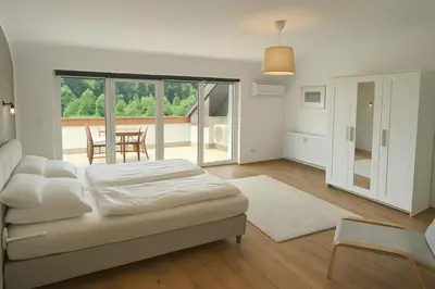 Ein Bett oder Betten in einem Zimmer der Unterkunft Traumhafte Wohnung mit Balkon & Flussblick in Neckarsteinach, 15km Heidelberg