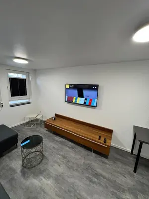 TV/Unterhaltungsangebot in der Unterkunft Luxus-Apartment im Herzen von Ludwigsburg - - WLAN - Klima - 24h Check-In - Waschmaschine - Terrasse - 200m vom Schloss und vom Ludwigsburger Marktplatz - -