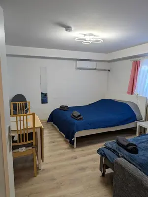 Ein Bett oder Betten in einem Zimmer der Unterkunft Apartment with AC, full kitchen, self check in, parking, 8 min to SAP campus, Wi Fi