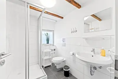 Ein Badezimmer in der Unterkunft DZ03 Praktische Monteurwohnung 6 Einzelbetten