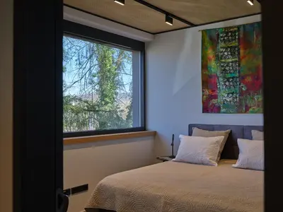 Ein Bett oder Betten in einem Zimmer der Unterkunft Architektenhaus Hello in Erbach mit High End Interieur zentral aber ruhig