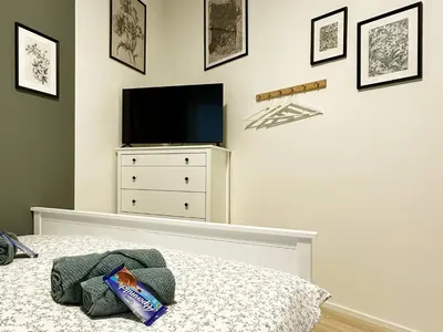 Ein Bett oder Betten in einem Zimmer der Unterkunft COZEE - Cozy 1-room Apartment with Netflix