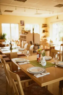 Ein Restaurant oder anderes Speiselokal in der Unterkunft Rotwein Apartment