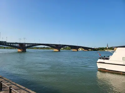 Blick auf einen Fluss in der Nähe des Privatzimmers