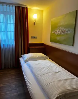 Ein Bett oder Betten in einem Zimmer der Unterkunft Landgasthof Zum Engel