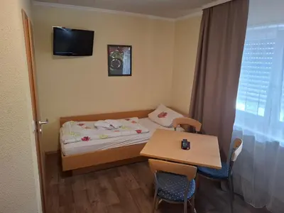 Ein Bett oder Betten in einem Zimmer der Unterkunft Gasthaus zur Bergstrasse