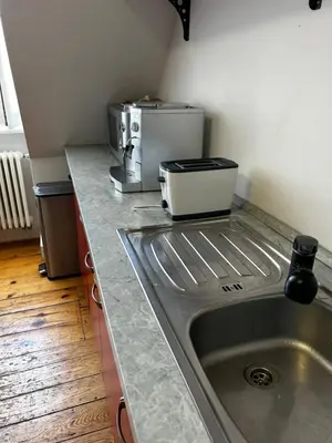 Küche/Küchenzeile in der Unterkunft Quadrate Hostel Mannheim Z4 Denkmalschutz