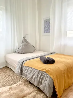 Ein Bett oder Betten in einem Zimmer der Unterkunft Luxuriöse, 3 - Schlafzimmer Ferienwohnung mit Tiefgarage & Balkon