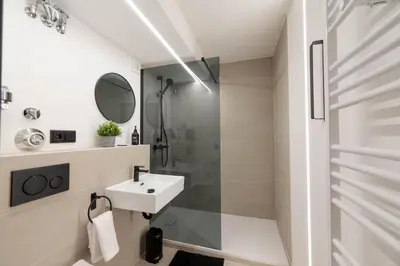 Ein Badezimmer in der Unterkunft Malu Rooms - im Zentrum, Kostenloser Parkplatz, Klima, Balkon, Netflix, 24h Checkin