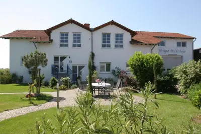Ein Garten an der Unterkunft Gästezimmer Weingut Dr Oberhofer