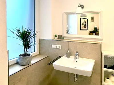 Ein Badezimmer in der Unterkunft COZEE - Spacious Apartment With Netflix