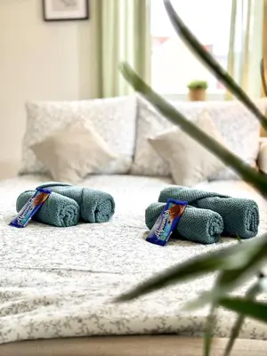 Ein Bett oder Betten in einem Zimmer der Unterkunft COZEE - Spacious Apartment With Netflix