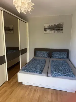 Ein Bett oder Betten in einem Zimmer der Unterkunft Zentrale 4 Zimmerwohnung mit kostenlosem Stellplatz