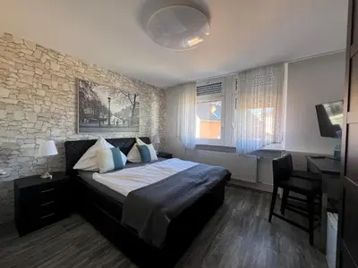 Ein Bett oder Betten in einem Zimmer der Unterkunft Feel Good Zimmer & Appartements