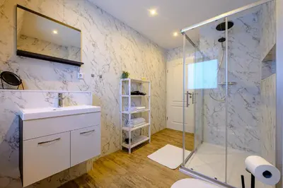 Ein Badezimmer in der Unterkunft Ferienwohnung mit Sonnenbalkon & Parkplatz
