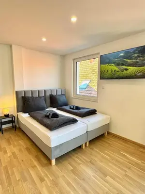 Ein Bett oder Betten in einem Zimmer der Unterkunft Balkonliebe Karlsruhe - Waschmaschine, Stellplatz, Balkon, Regendusche