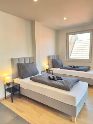 Ein Bett oder Betten in einem Zimmer der Unterkunft Balkonliebe Karlsruhe - Waschmaschine, Stellplatz, Balkon, Regendusche