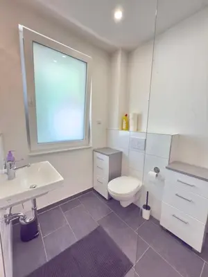 Ein Badezimmer in der Unterkunft Balkonliebe Karlsruhe - Waschmaschine, Stellplatz, Balkon, Regendusche