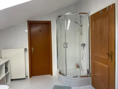 Ein Badezimmer in der Unterkunft Dachwohnung mit Blick auf den Wagenberg