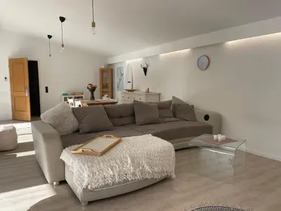 Ein Sitzbereich in der Unterkunft Dachwohnung mit Blick auf den Wagenberg