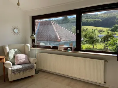 Ein Sitzbereich in der Unterkunft Dachwohnung mit Blick auf den Wagenberg
