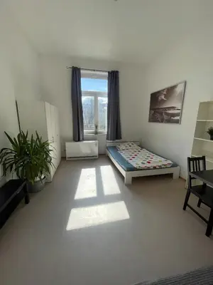 Ein Bett oder Betten in einem Zimmer der Unterkunft Central old building room